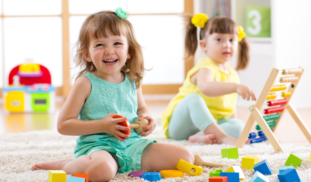 Habilidades lógicas da criança em idade pré-escolar brincadeira de  imaginação criativa jogos educativos divertidos brincadeira ativa para  crianças meninas brincando com brinquedos educativos no interior de casa