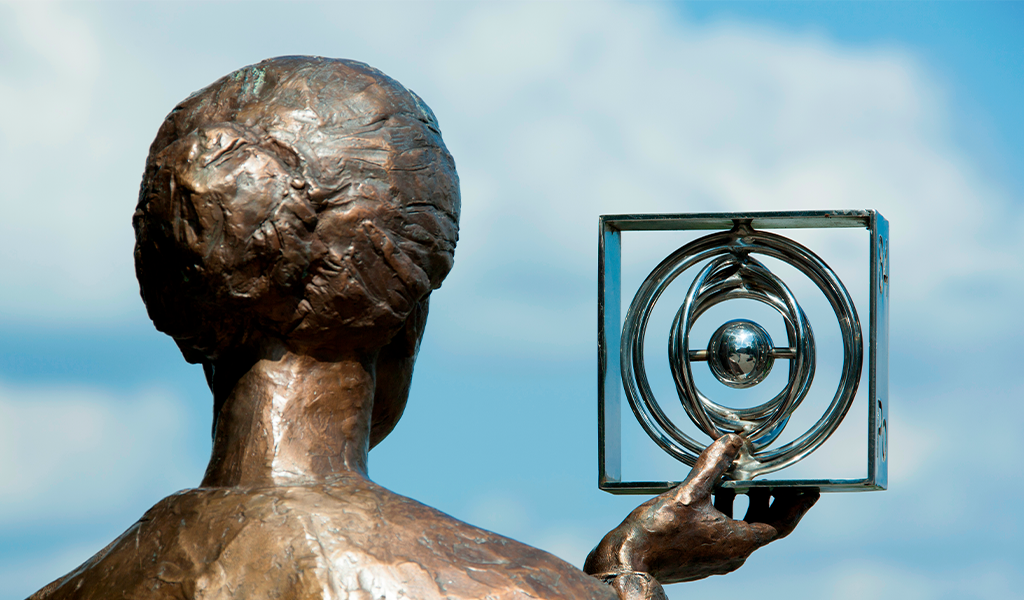 Estátua representando o cientista César Lattes e sua colaboração para o estudo das "bolas de fogo" e partículas subatômicas.