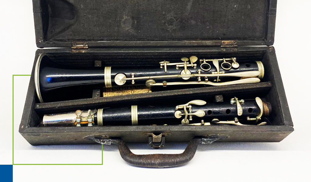Caixa com clarinete.