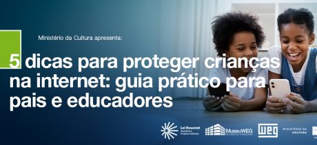 Crianças felizes usando smartphone, simbolizando segurança na internet para crianças - guia prático para pais e educadores.