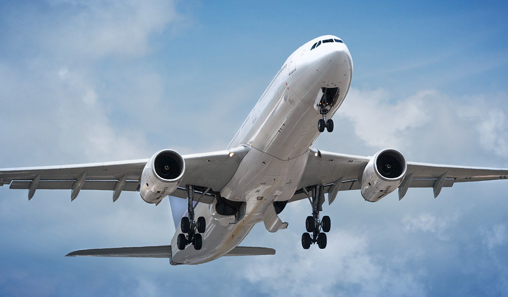 Imagem de avião em voo, representando a leveza aplicada à aviação.